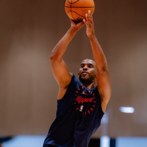 快船官方晒训练照：新援保罗、大洛佩斯和比尔加入其中